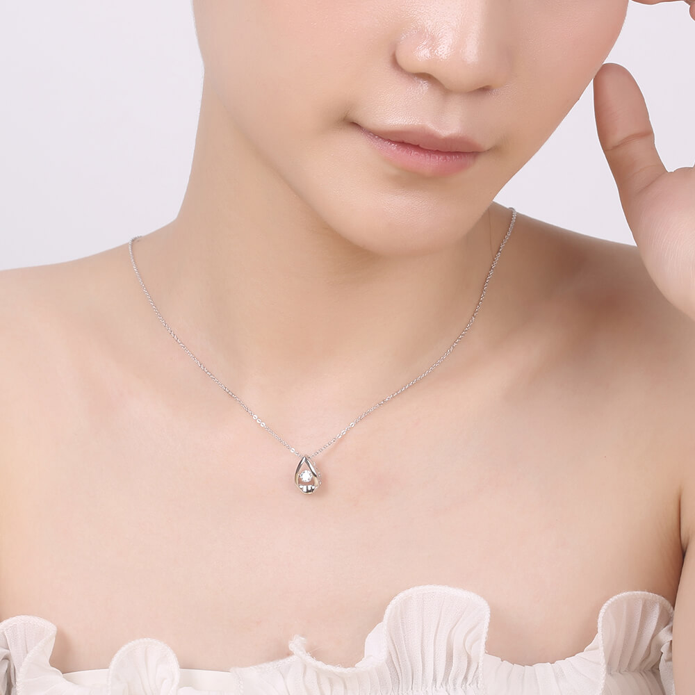 Classic Fashion Design Water Drop Shape 925 Silver Nature Dancing Diamond Stones Pendant Necklace