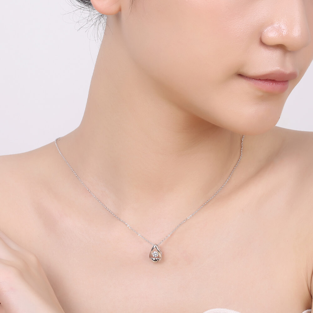 Classic Fashion Design Water Drop Shape 925 Silver Nature Dancing Diamond Stones Pendant Necklace